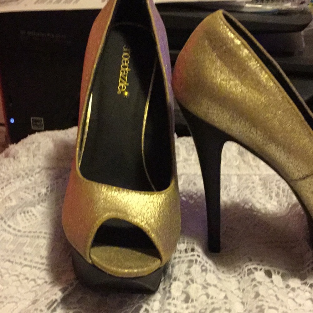 Shoe dazzle gold and black heels size 7.5
